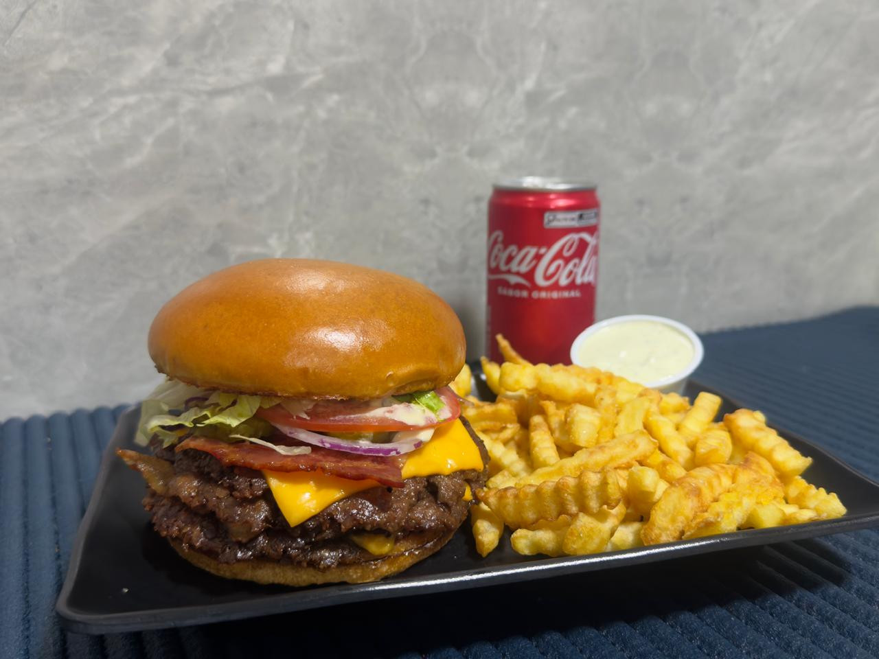 Combo Turbo Bacon Like Burger com fritas e Coca-Cola