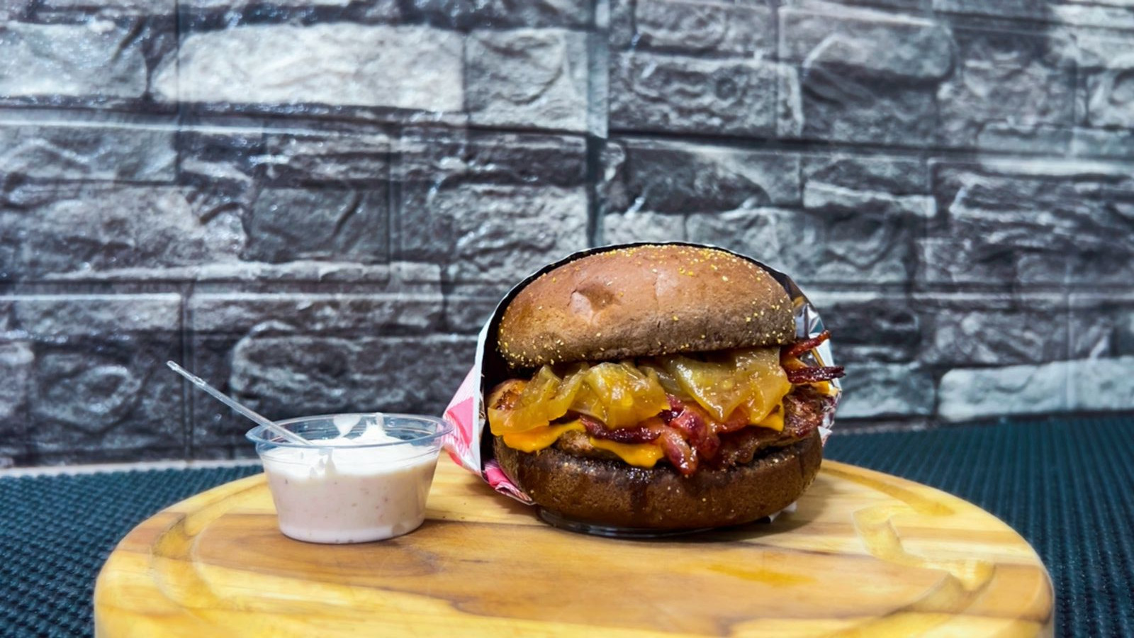 Hambúrguer alto suculento da Like Burger